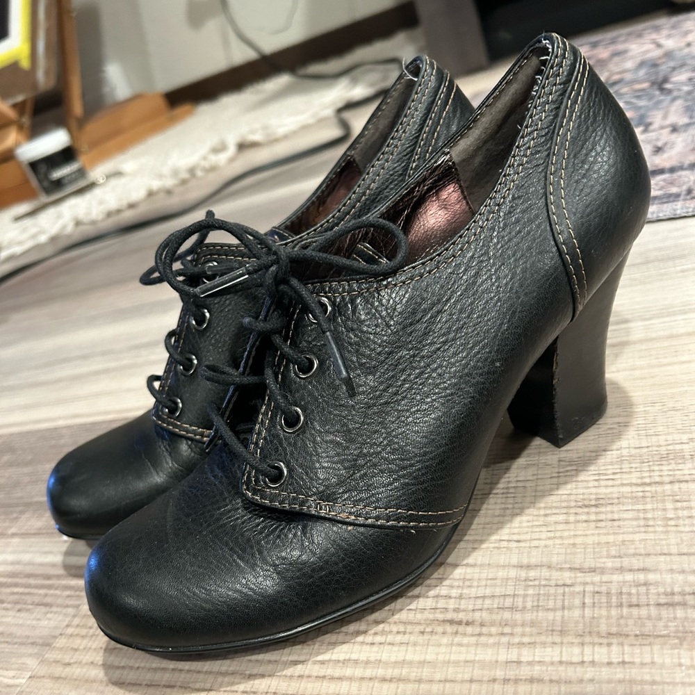 Black Lace Up Oxford Heels Sofft